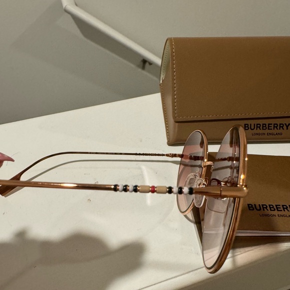 Burberry Sunglasses NEW - Picture 4 of 4